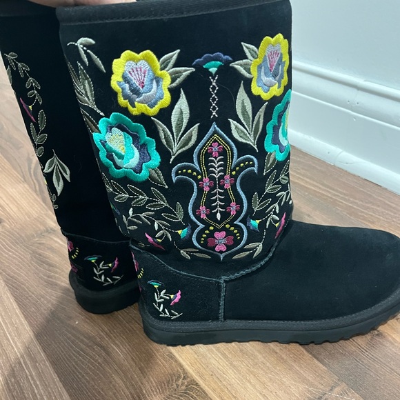 UGG Juliette Floral Embroidered Black Suede Boots Sz 7 - RARE - Great Condition - Picture 5 of 9